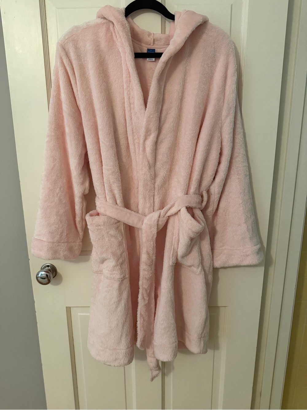 Old Navy Plush Hooded Robe in Pale Pink